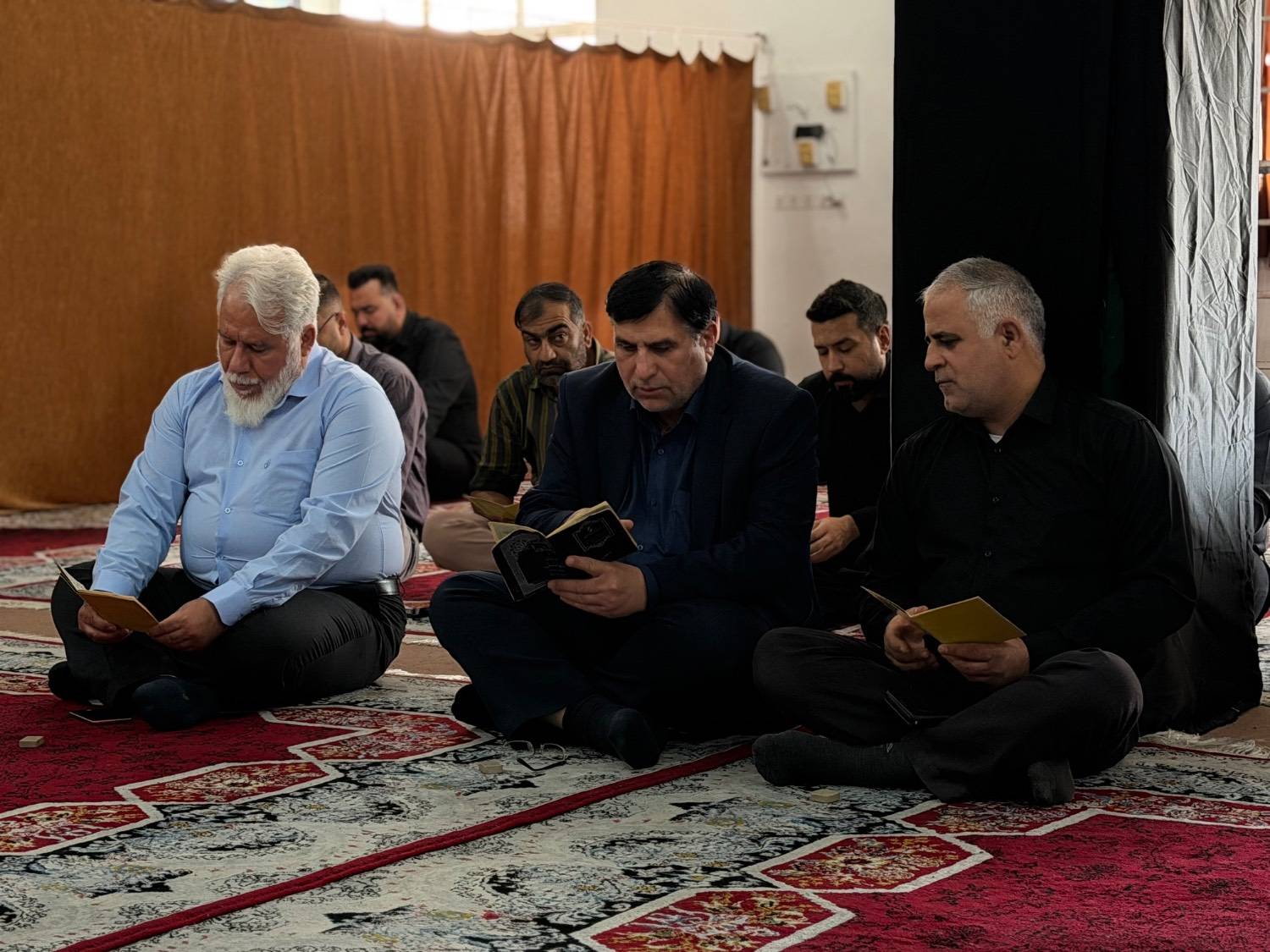 بمناسبت فرارسیدن ایام محرم برگزار شد؛ طنین نوای زیارت عاشورا در شرکت کشت و صنعت نیشکر هفت‌تپه با حضور مدیرعامل و کارکنان این شرکت